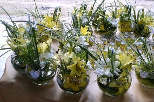 Centros de mesa  con lilis, casablanca y fino follaje