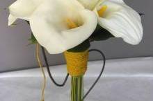 Hermoso ramo de novia diseñado de alcatraces