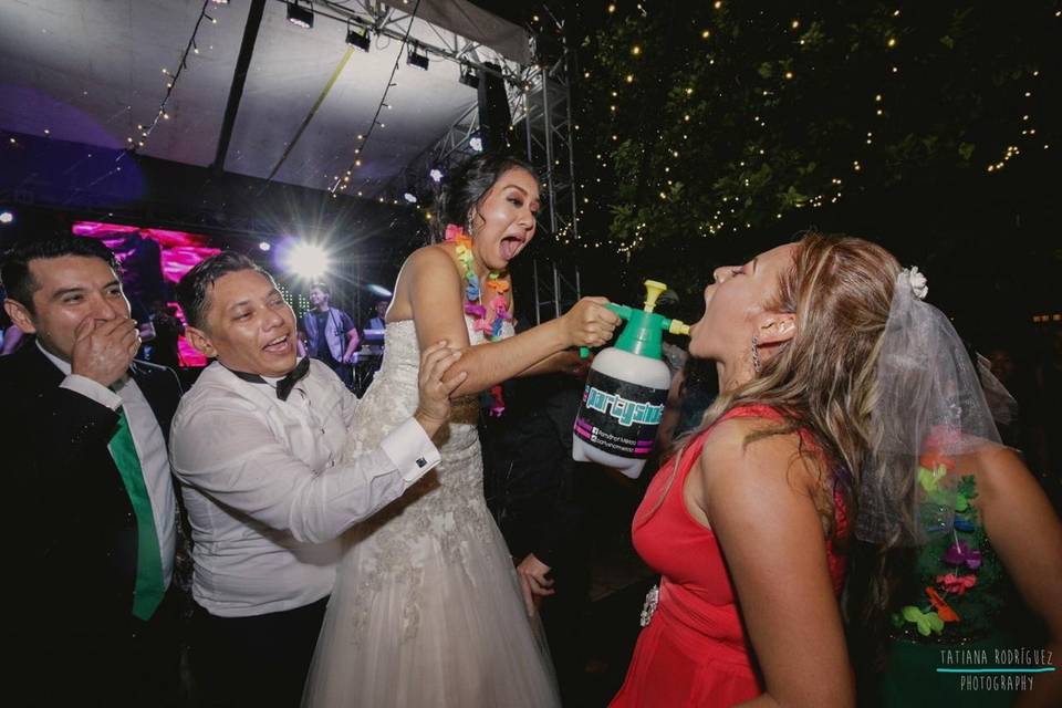 Bride & Rociador PartyShot