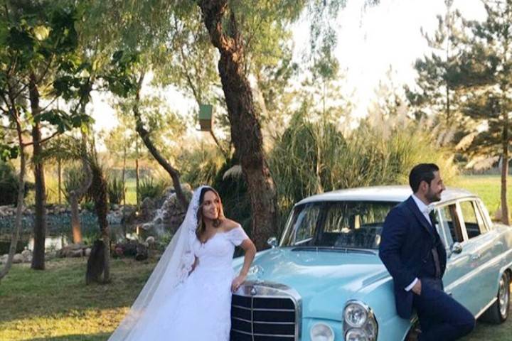 Mercedes con los novios