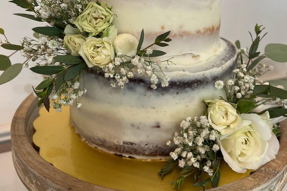 Naked cake con flores blancas