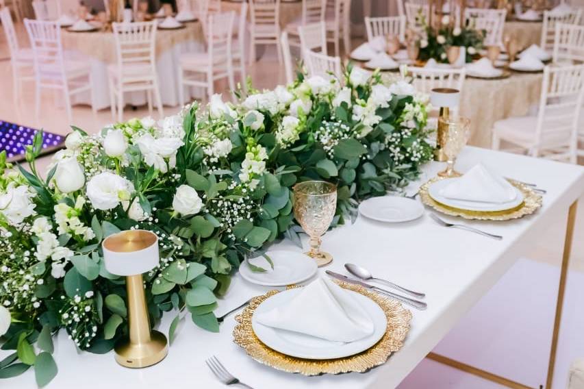 Mesa de honor blanco y dorado