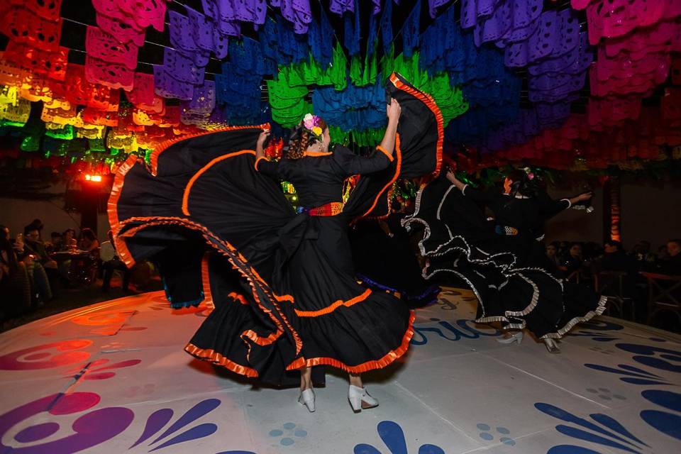 Bailarines de bailes típicos mexicanos