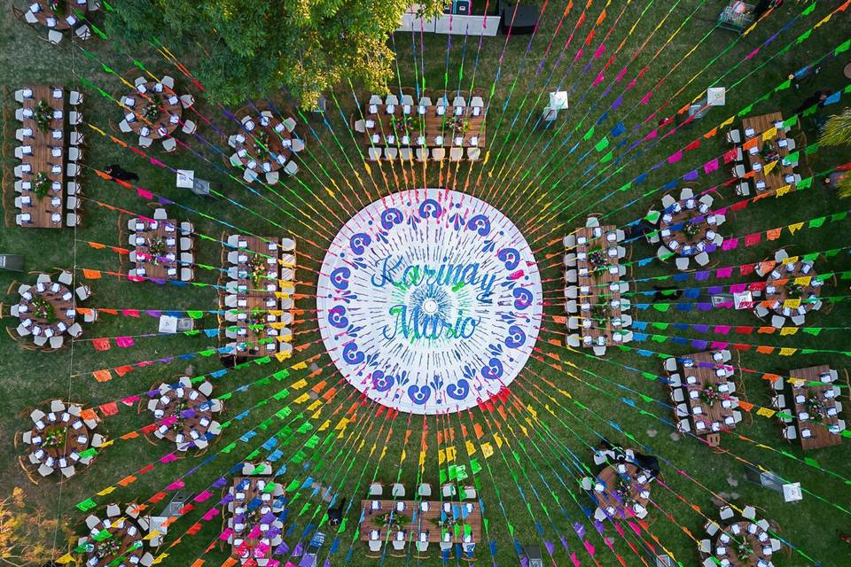 Vista aérea de un evento en el jardín