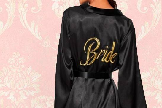 Bata novia satén negra, corta