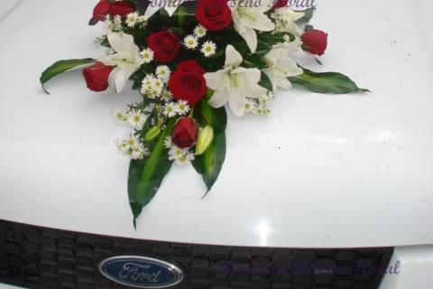 Auto lilis y rosas rojas