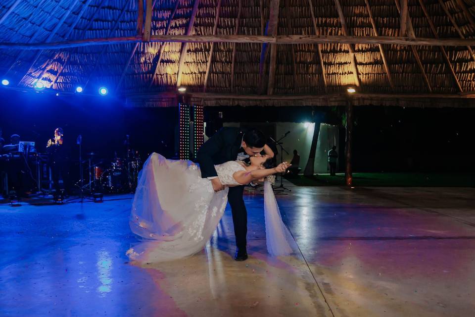 Beso de recién casados