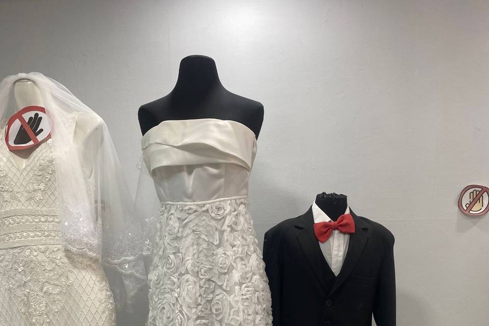 Vestidos de novia y traje de niño