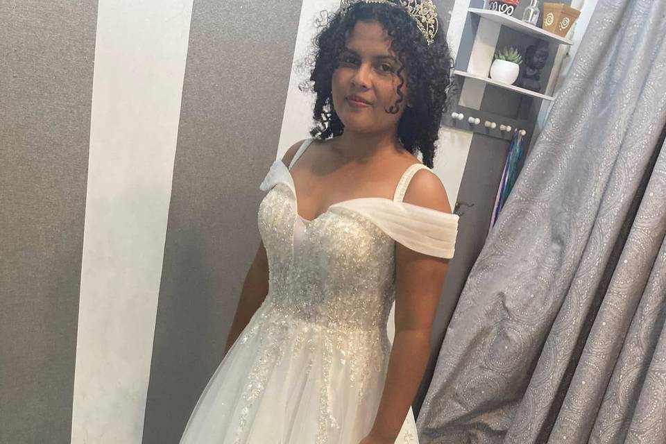 Novia con escote de hombros caídos