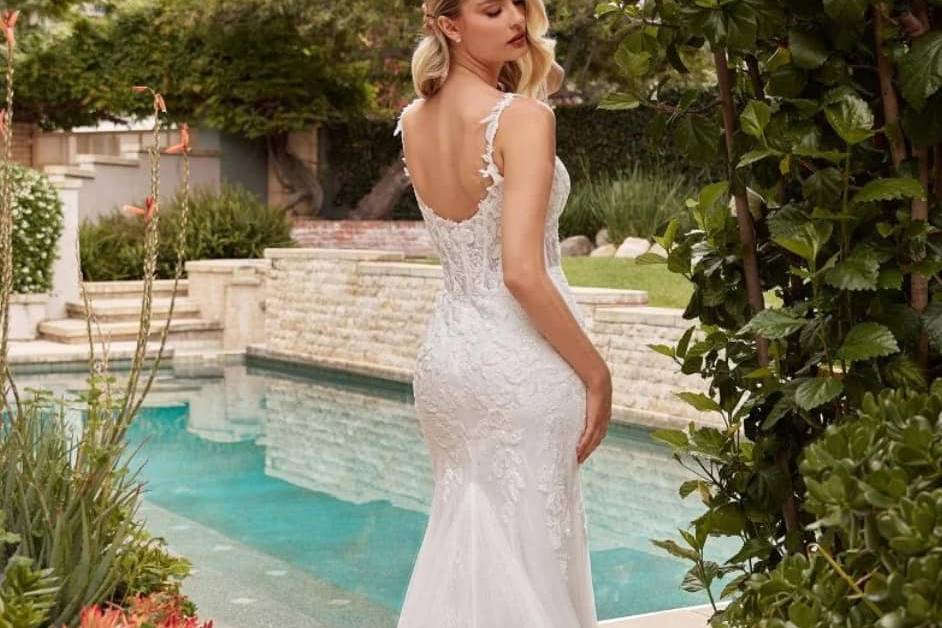 Novia con vestido corte sirena de espaldas