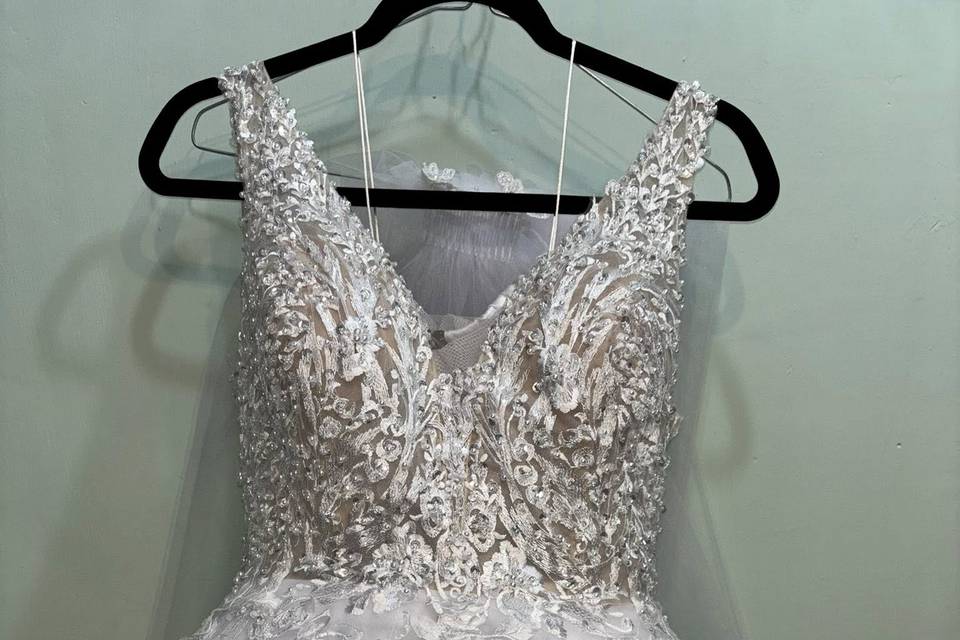 Vestido con aplicaciones de hojas