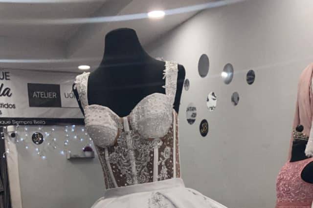 Vestido con falda corte princesa