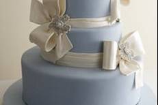 Pastel de bodas en azul y lazos blancos