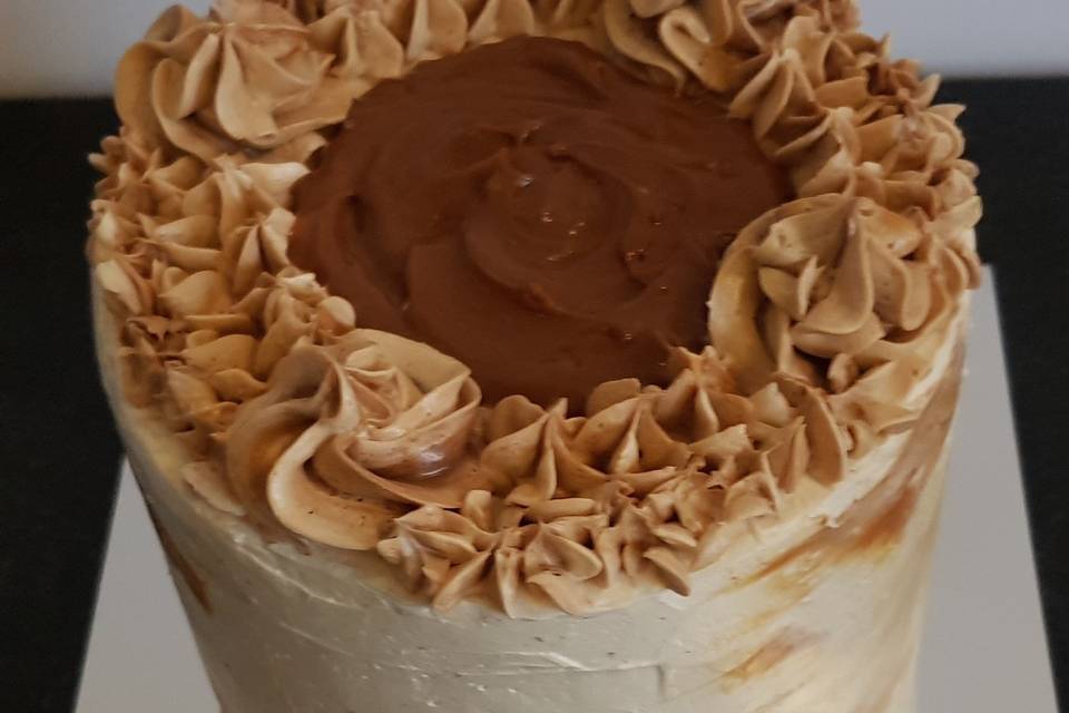 Pastel de nuez con caramelo