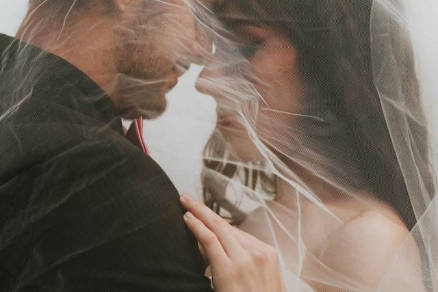 Novios debajo del velo