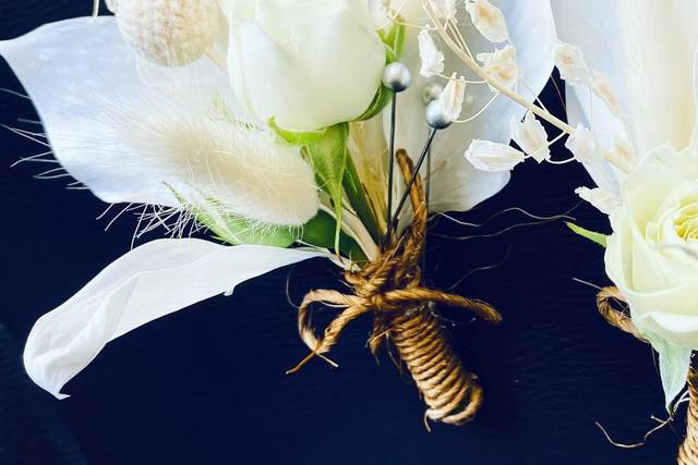Boutonniere con rosa blanca