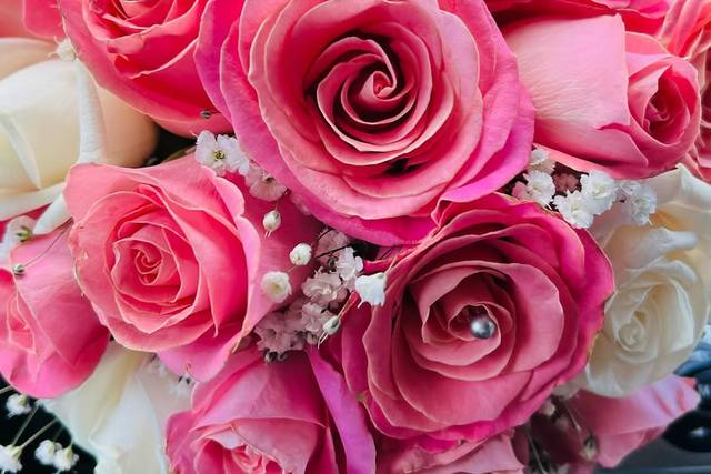 Rosas blancas y rosas