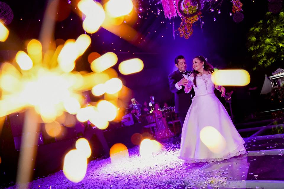 Vals de novios con bengalas