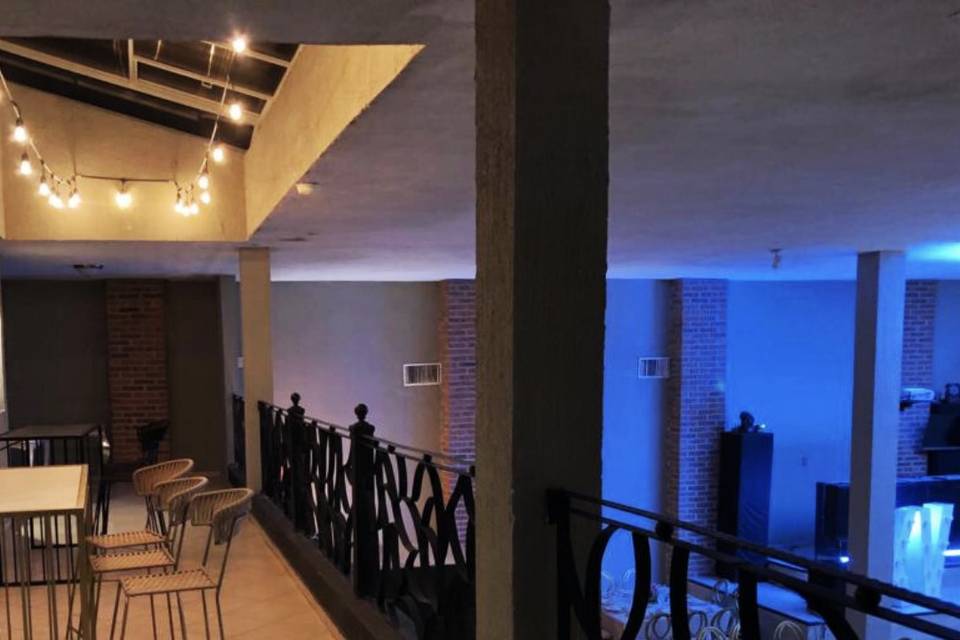 Segundo piso con mesas altas