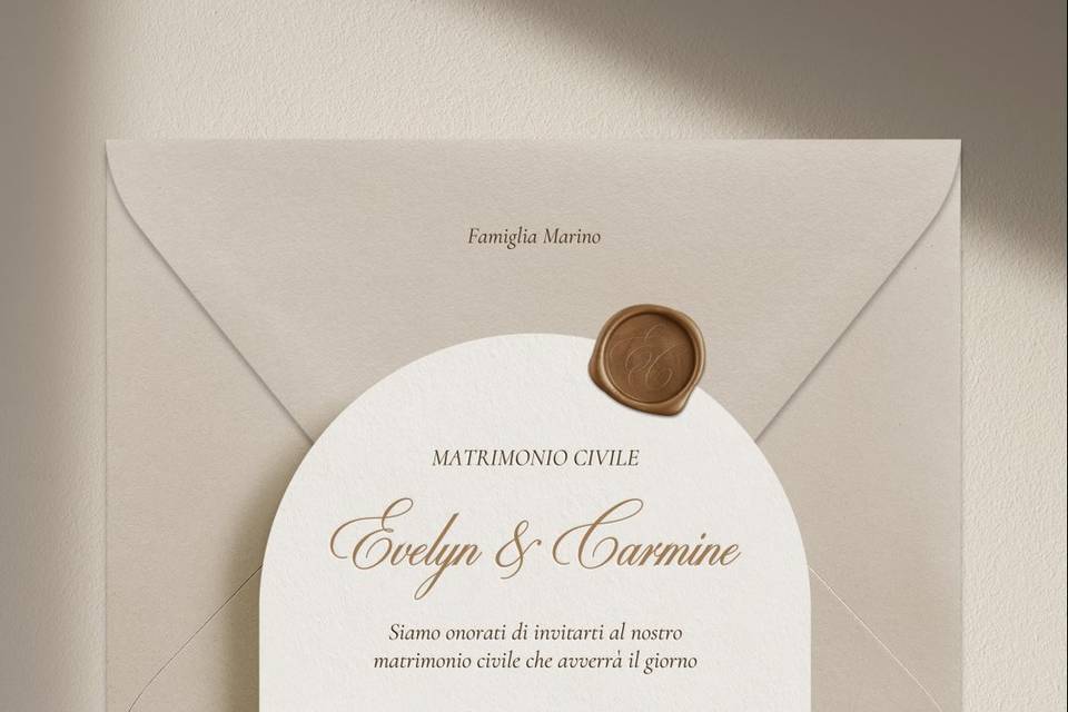Sobre beige e invitación blanca