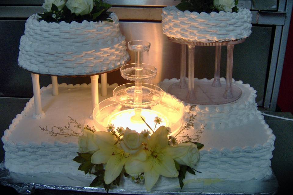 Pastel de boda con flor natura