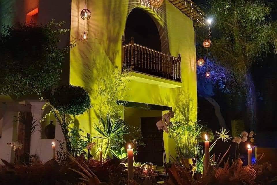 Jardín de noche