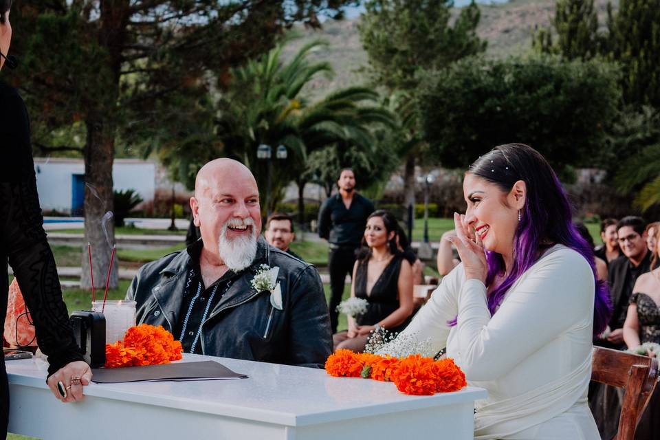 Novios sentados y sonriendo