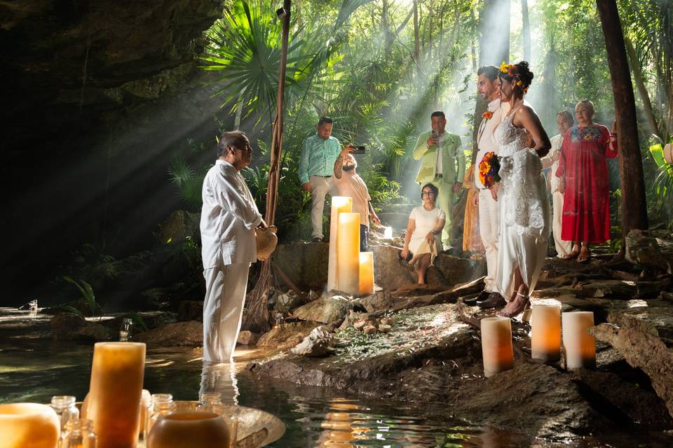 Ceremonia maya en cenote