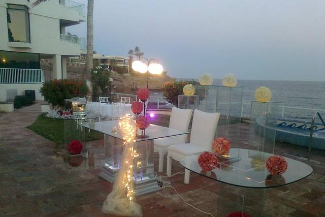 Mesa de novios a la orilla del mar