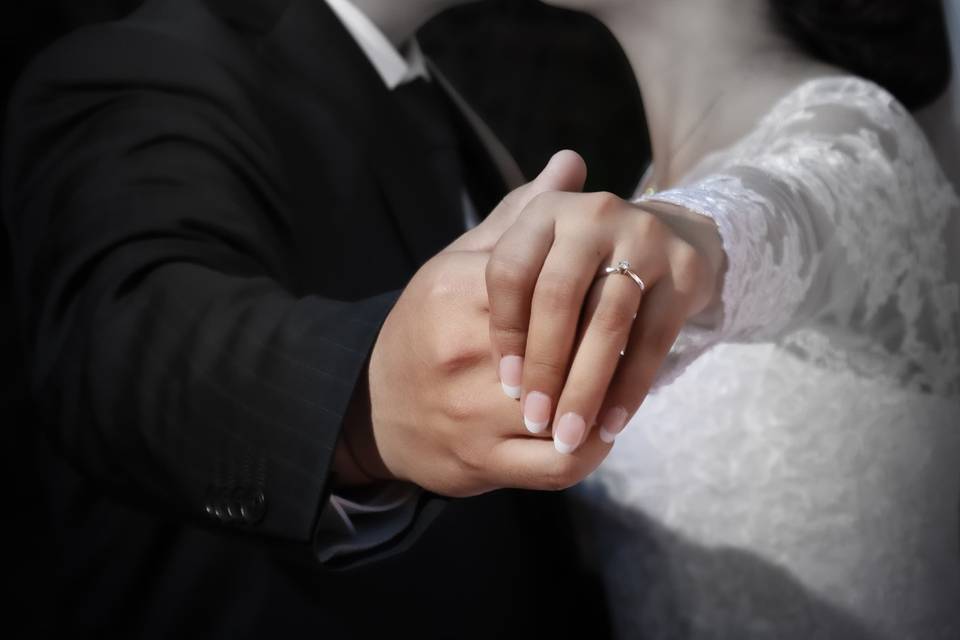 Novios enseñando su anillo de matrimonio