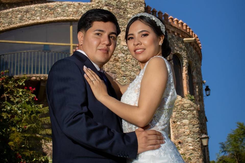 Pareja posando frente a un edificio antiguo