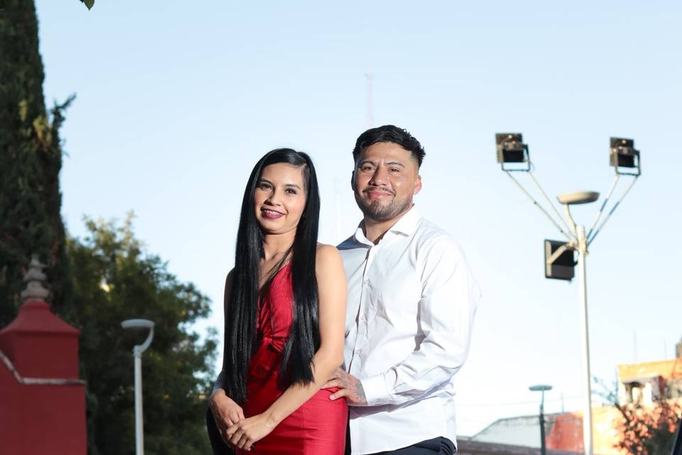 Pareja posando al aire libre