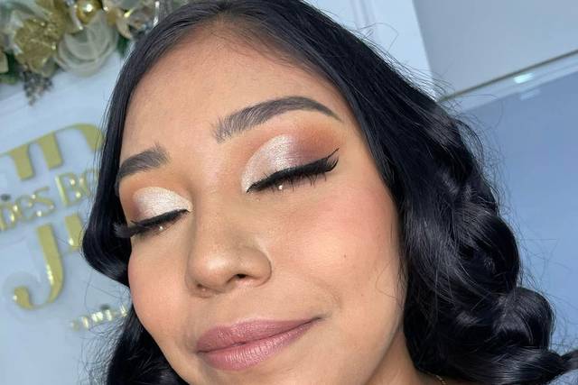 Make up con sombras plateadas