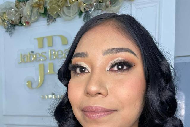 Make up con delineado negro
