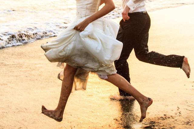 Pareja corriendo en la playa