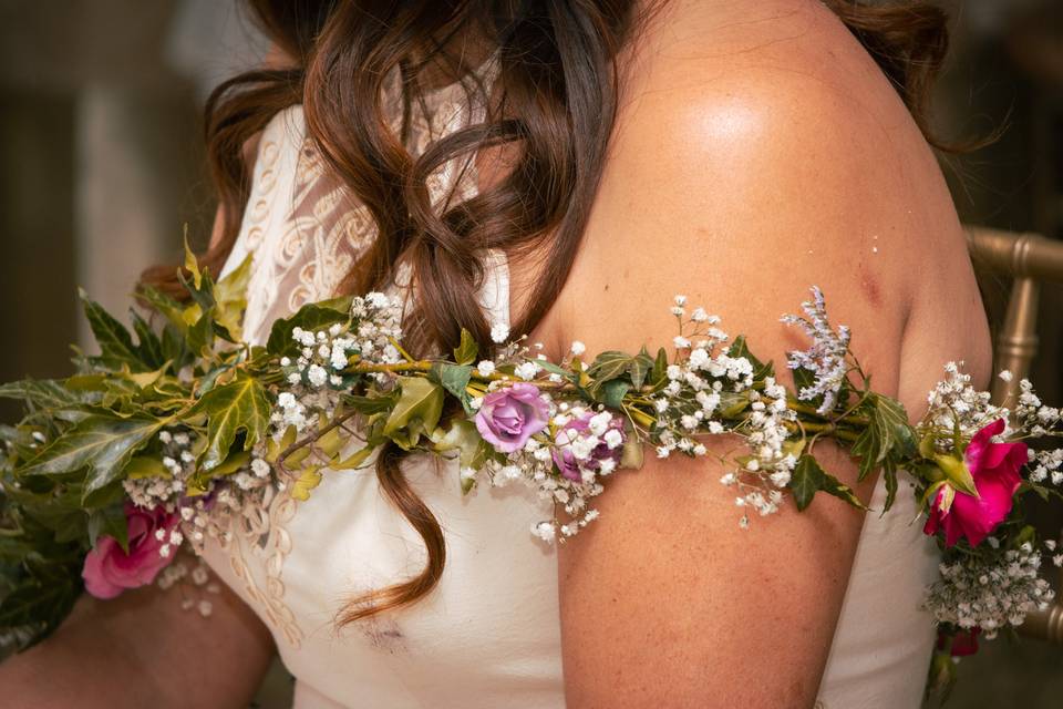 Lazo hecho de flores alrededor de la novia