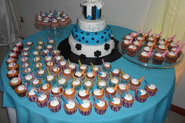 Pastel de fondant y cupcakes