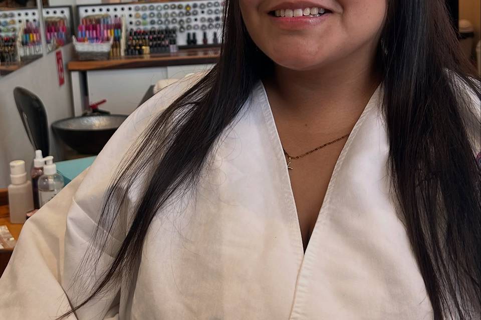 Mujer con cabello largo y oscuro