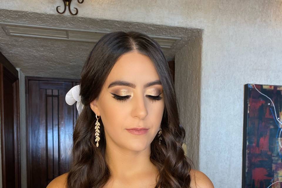 Maquillaje y peinado