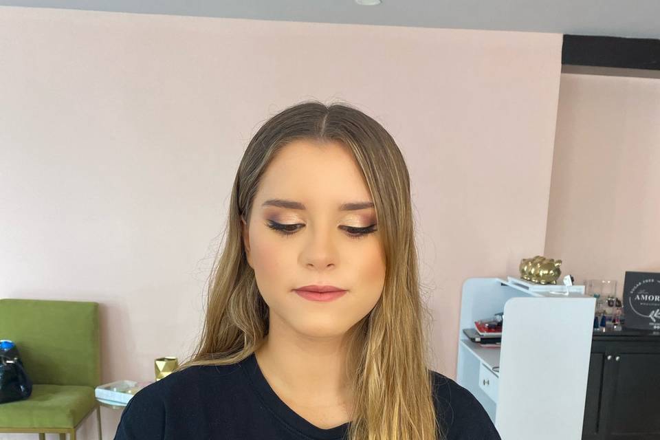 Maquillaje y peinado