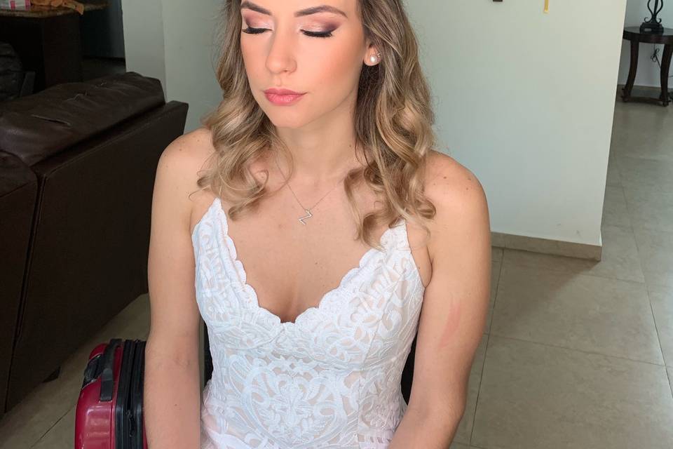 Maquillaje y peinado