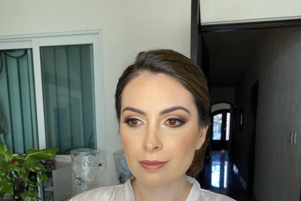 Maquillaje y peinado