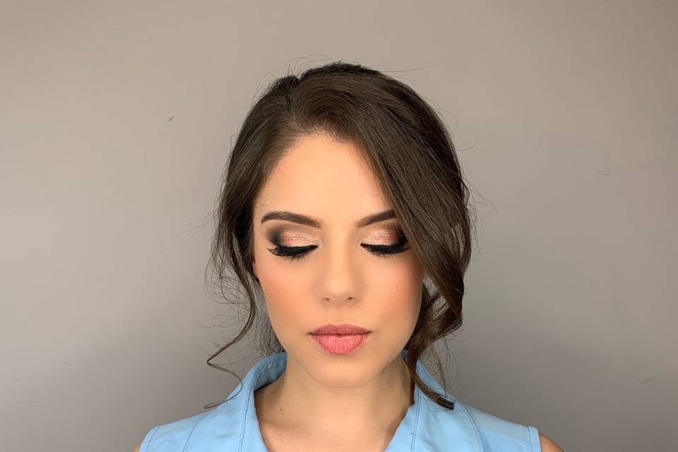 Maquillaje y peinado