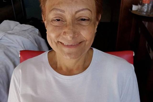 Mujer sonriendo sin maquillar