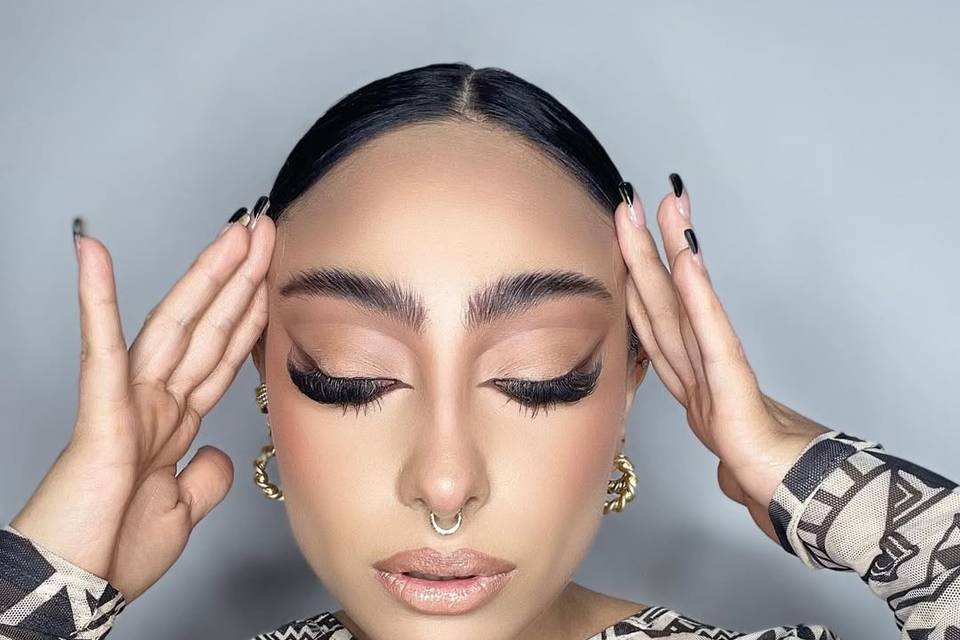 Maquillaje con delineado negro