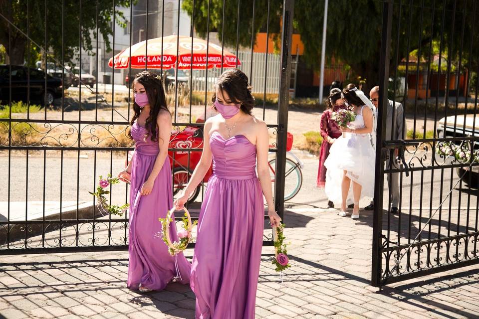 Damas de honor con vestidos violetas