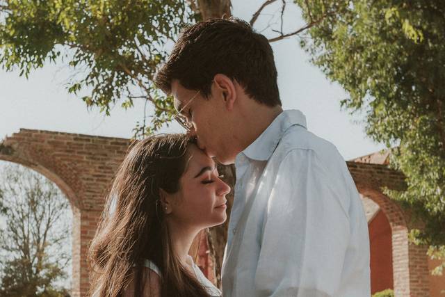 Novio dándole un beso en la frente a la novia