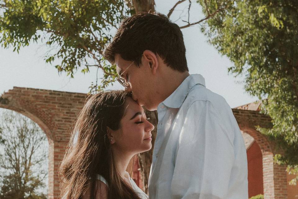Novio dándole un beso en la frente a la novia