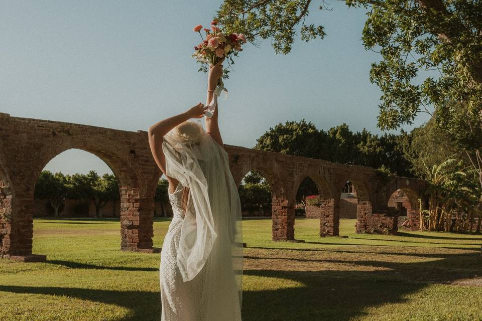 Novia con su ramo en el jardín