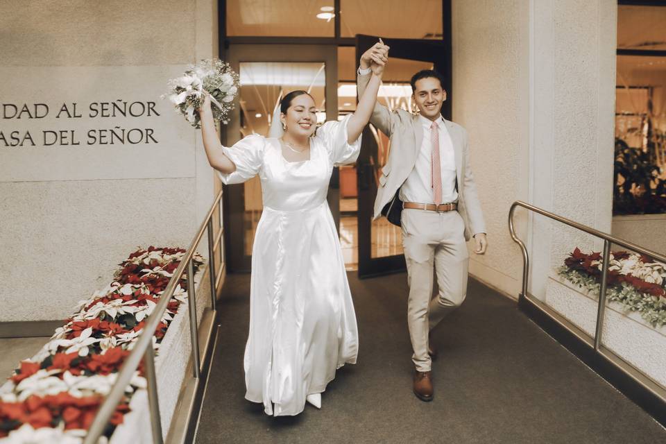 Novios felices saliendo